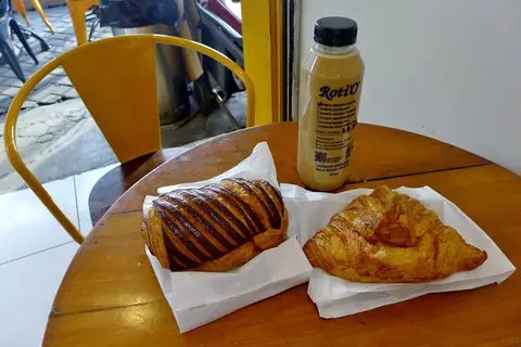 Dior’s bakery and coffee photo 1